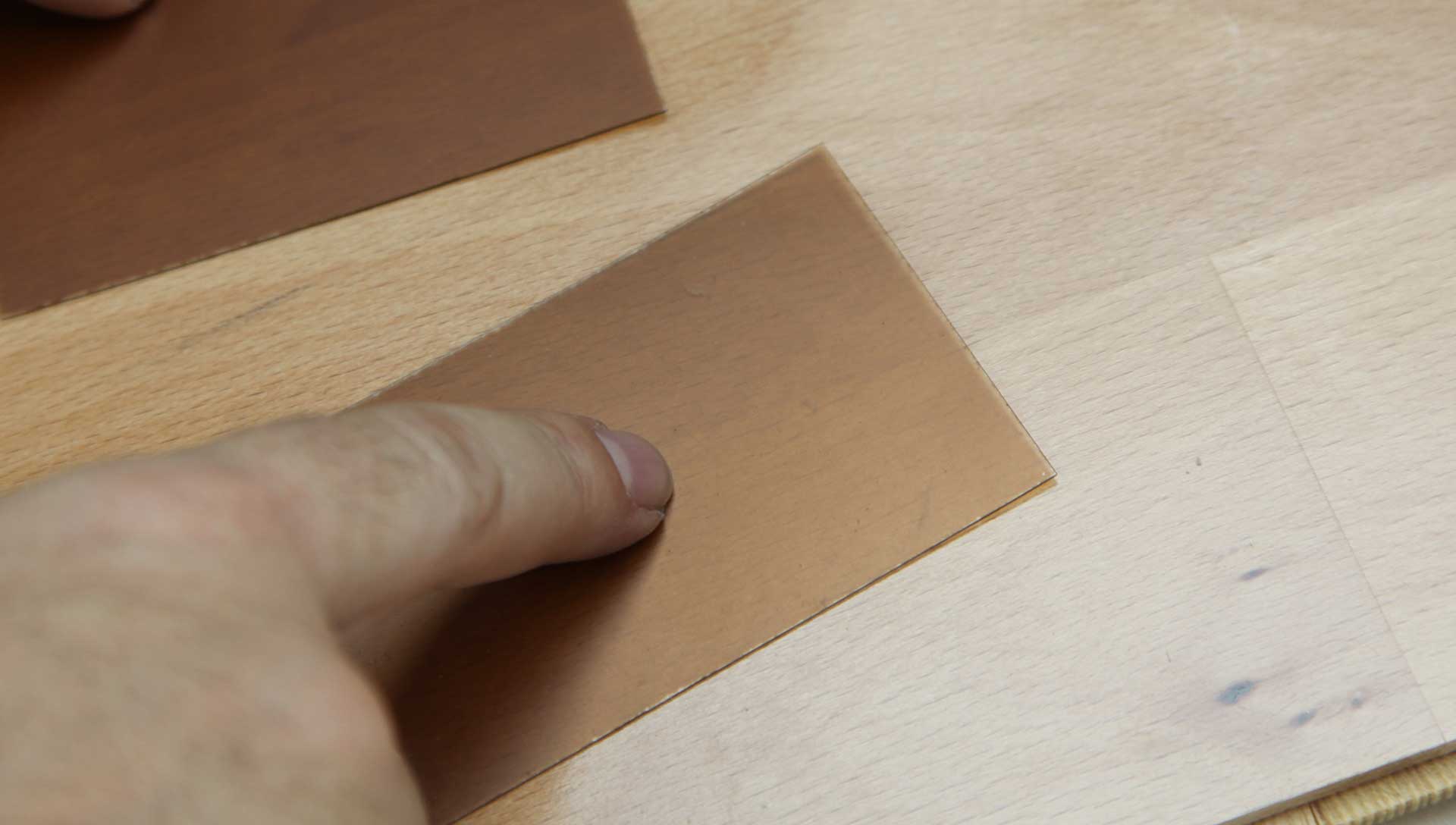Die drei farbigen KURA-Karten im Set enthalten auf der glatten Seite eine Beschichtung aus Farbe und Lack in den entsprechenden Holzfarbtönen