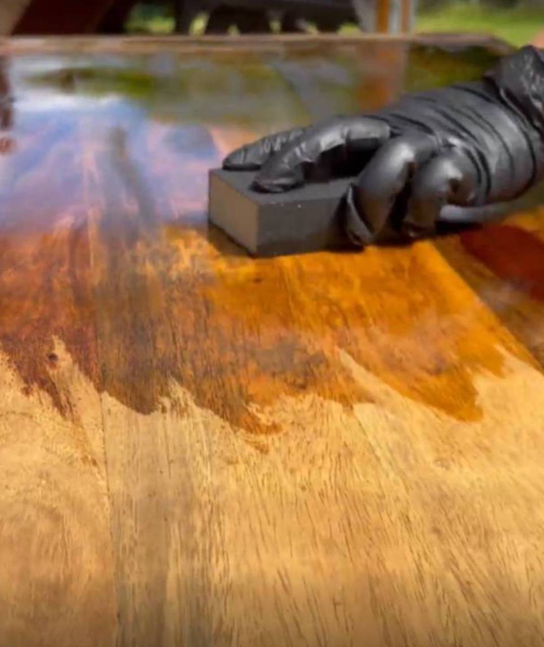 Mit dem Schleifschwamm wird das Pflegeöl in die Holzoberfläche eingearbeitet