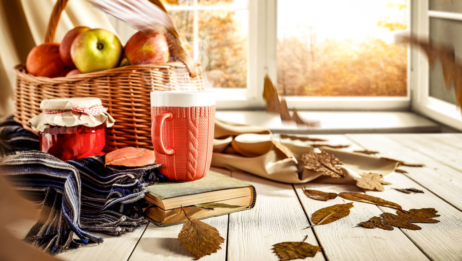 Holzoberflächen ölen – machen Sie Möbel und Eichenparkett fit für den Herbst! --- Shutterstock – S_Photo